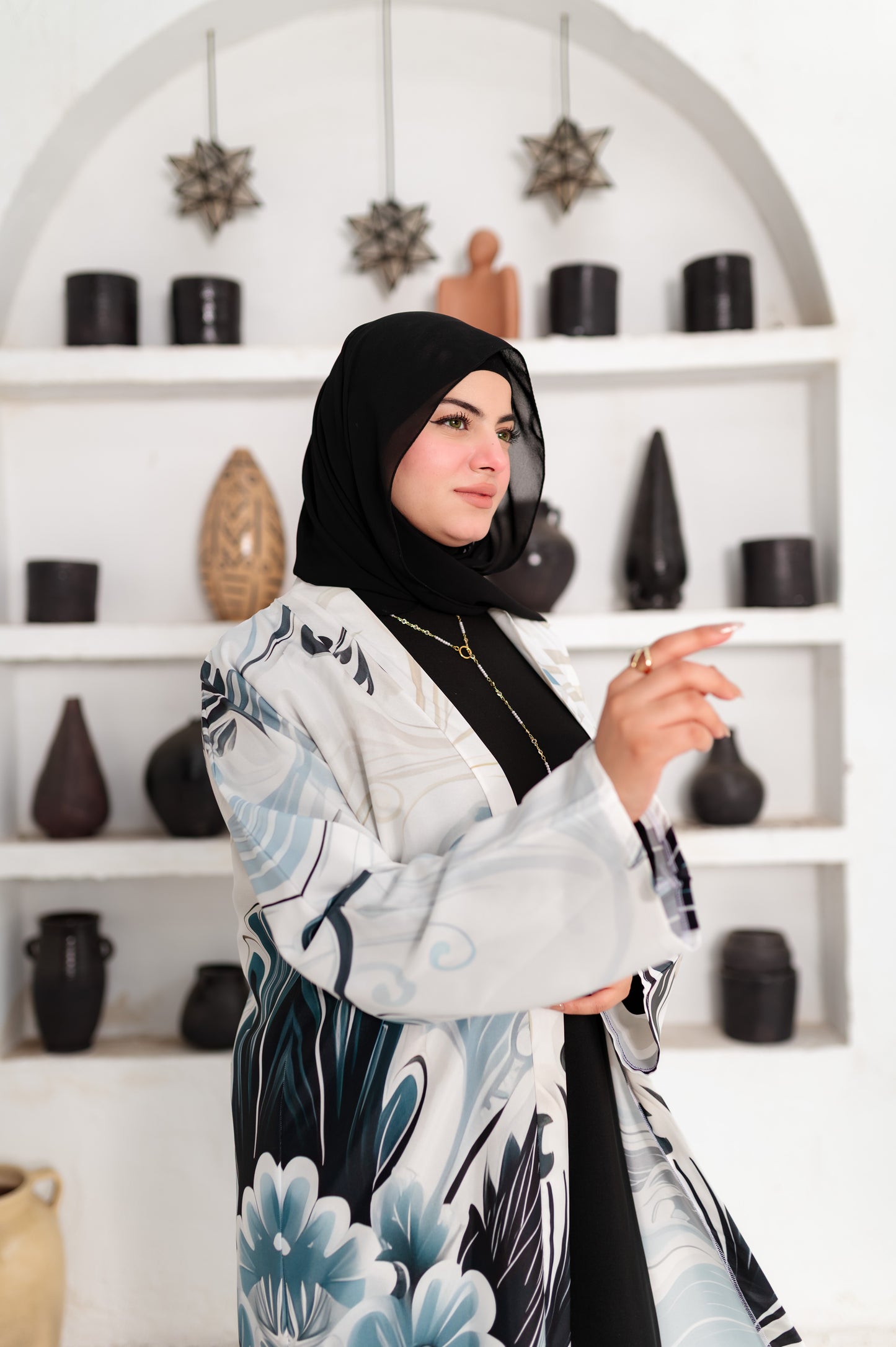 عباية مفتوحة أنيقة بقصّة عصرية