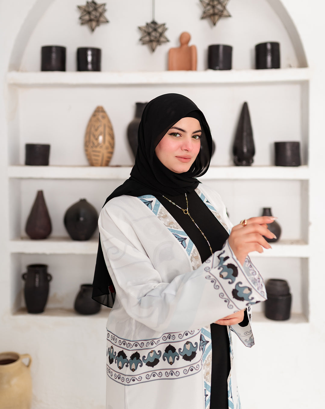 عباية مفتوحة أنيقة بقصّة عصرية