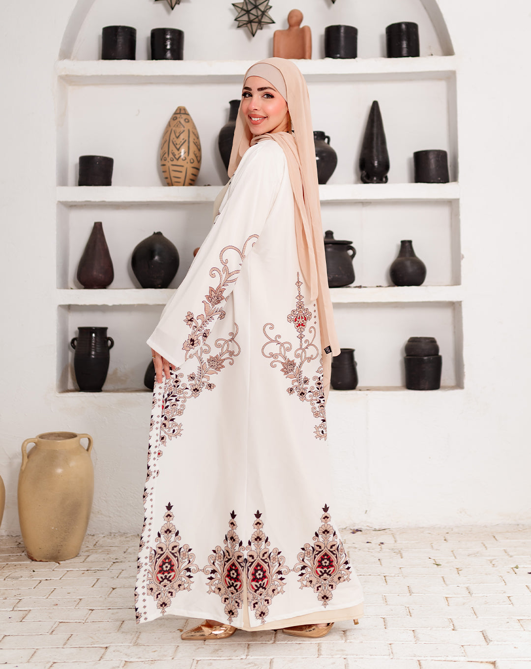 عباية مفتوحة أنيقة بقصّة عصرية