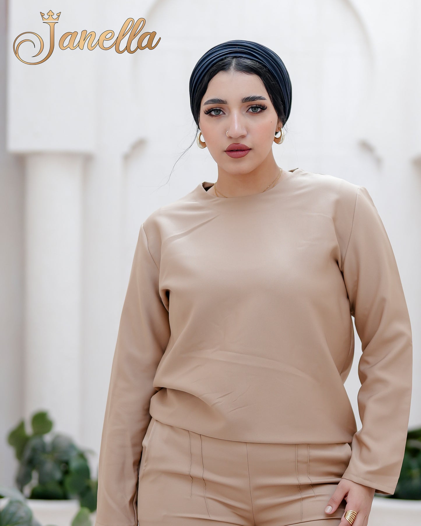 بلوزة بيسك بأكمام لون جملي