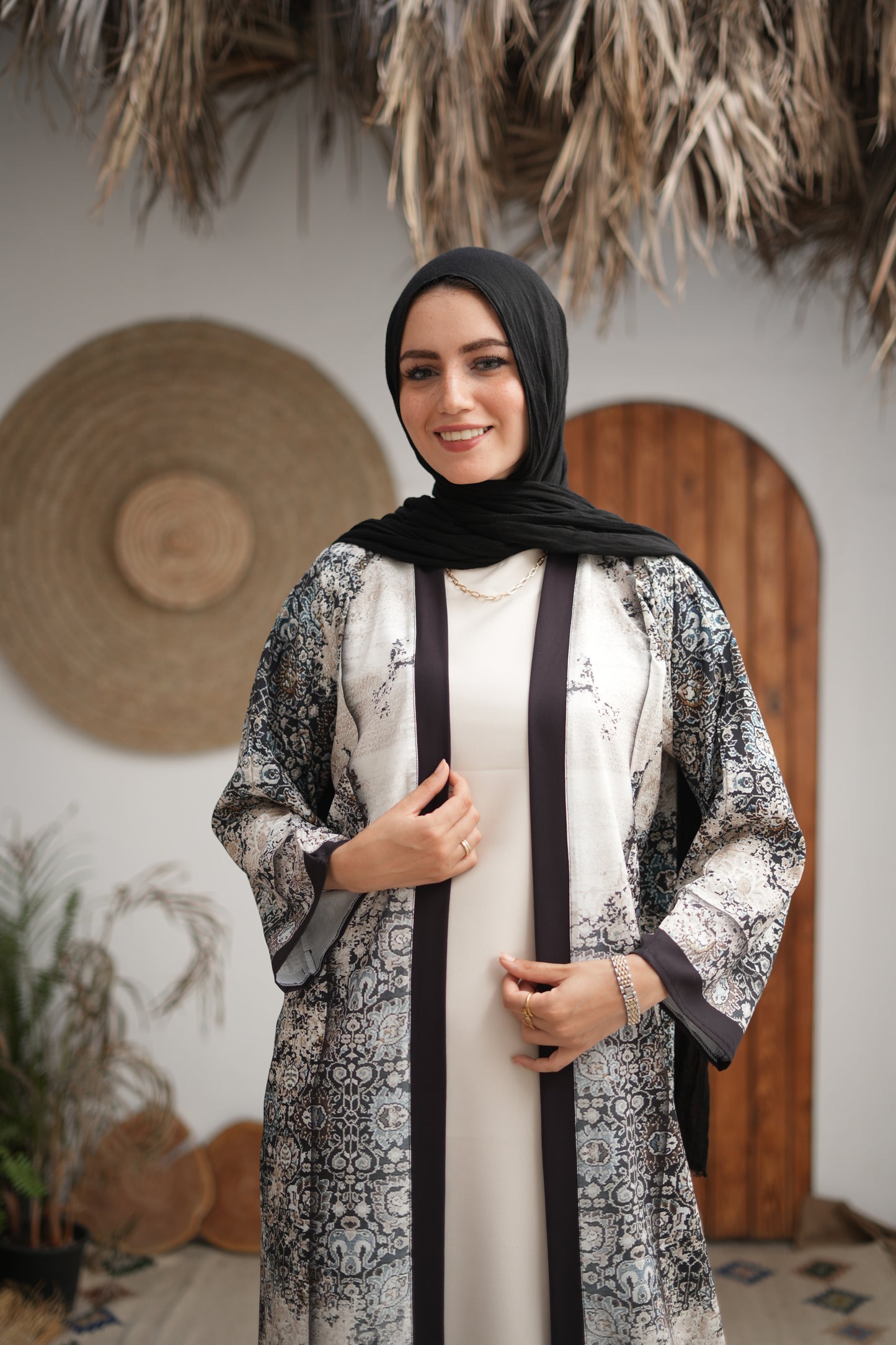 عباية مفتوحة من الأمام: تجمع بين الأناقة والراحة