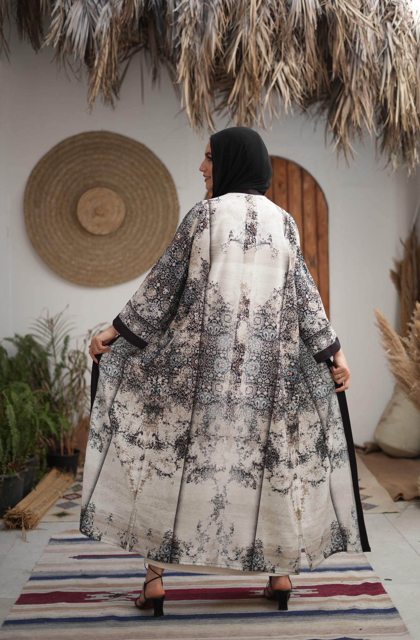 عباية مفتوحة من الأمام: تجمع بين الأناقة والراحة