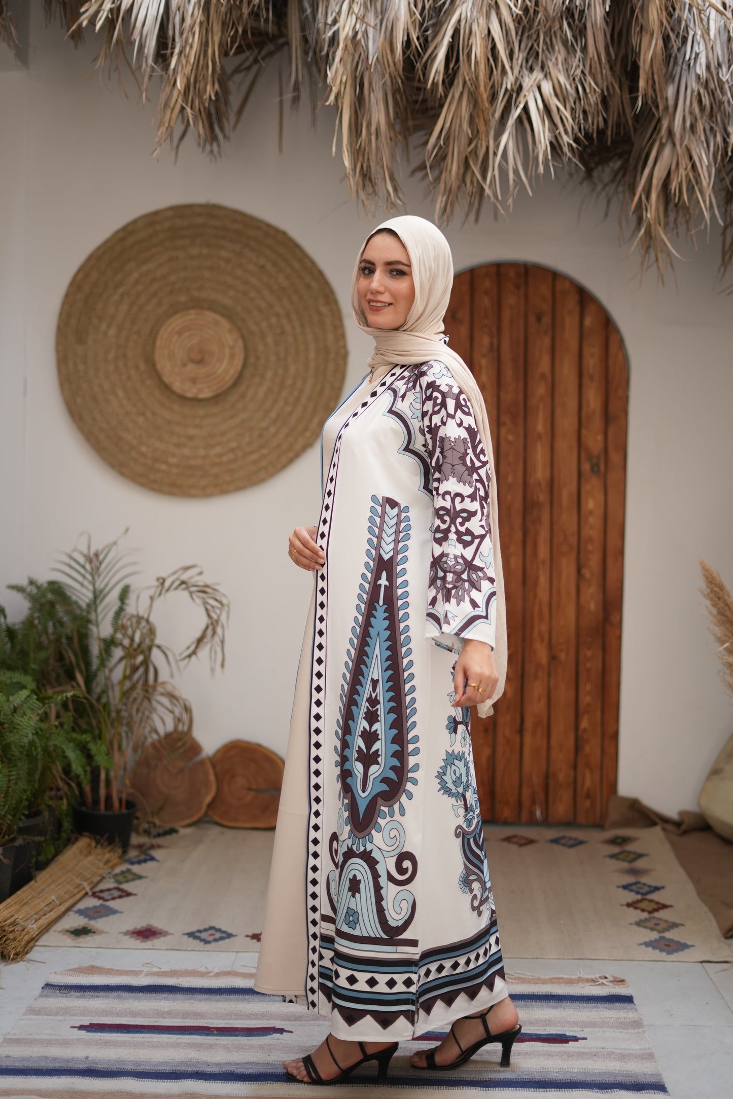 عباية مفتوحة من الأمام: تجمع بين الأناقة والراحة