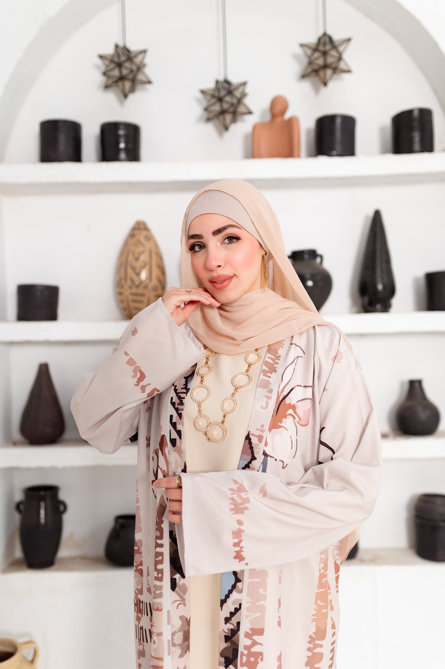 عباية مفتوحة أنيقة بقصّة عصرية