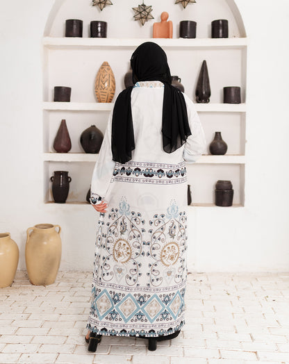 عباية مفتوحة أنيقة بقصّة عصرية