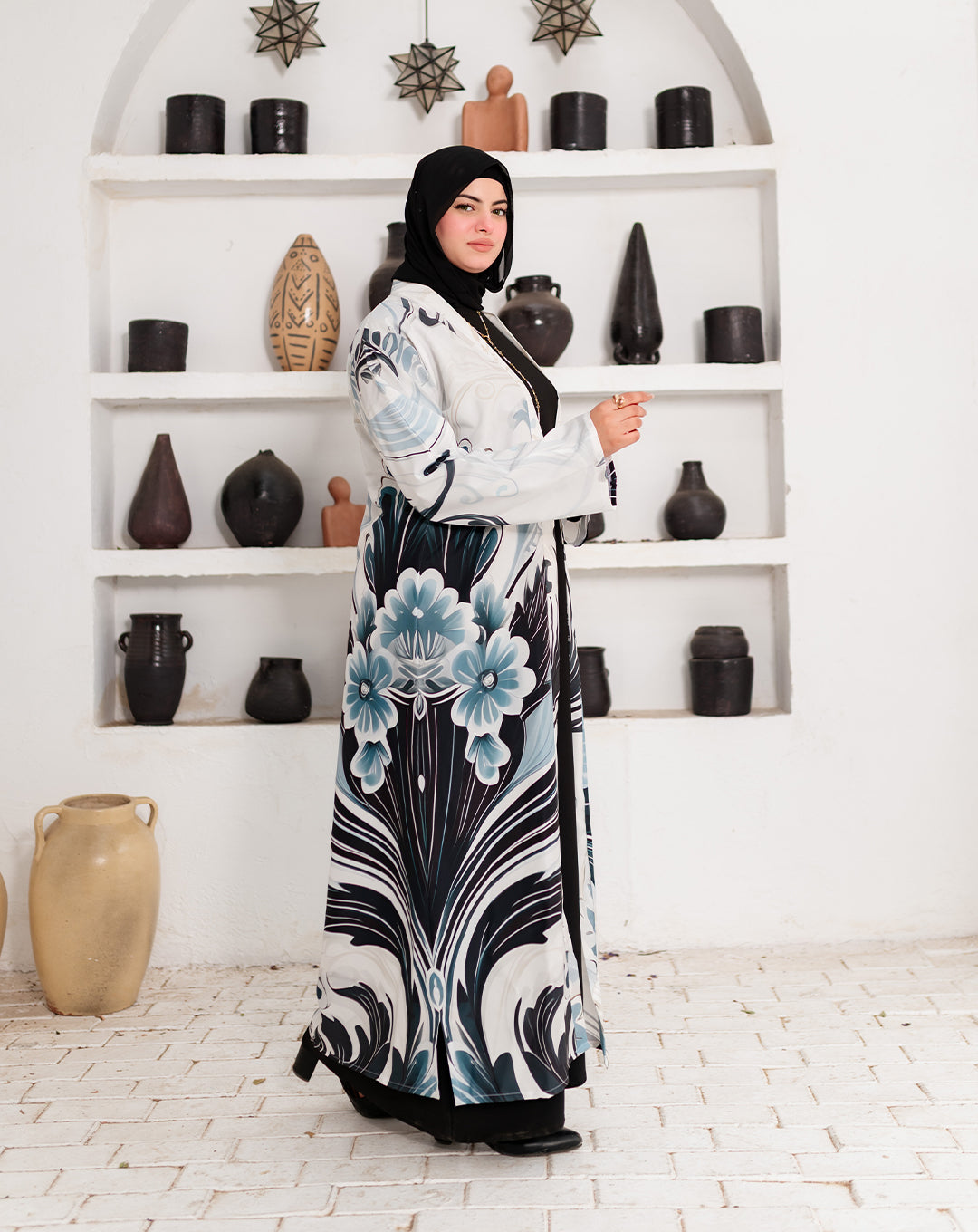 عباية مفتوحة أنيقة بقصّة عصرية