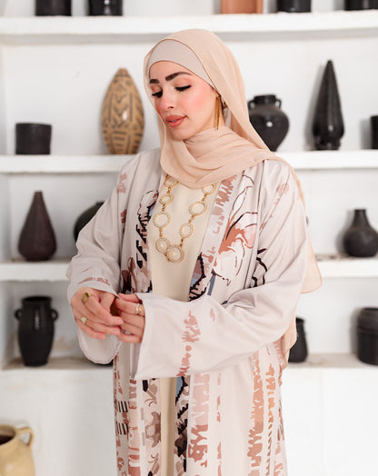 عباية مفتوحة أنيقة بقصّة عصرية