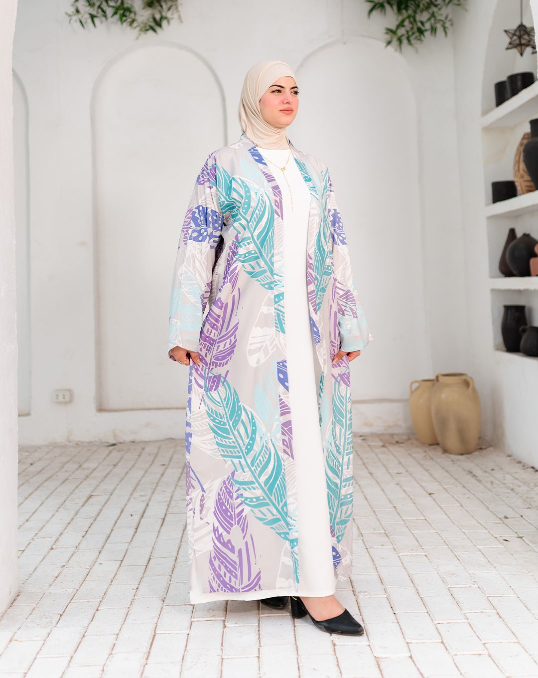 عباية مفتوحة أنيقة بقصّة عصرية