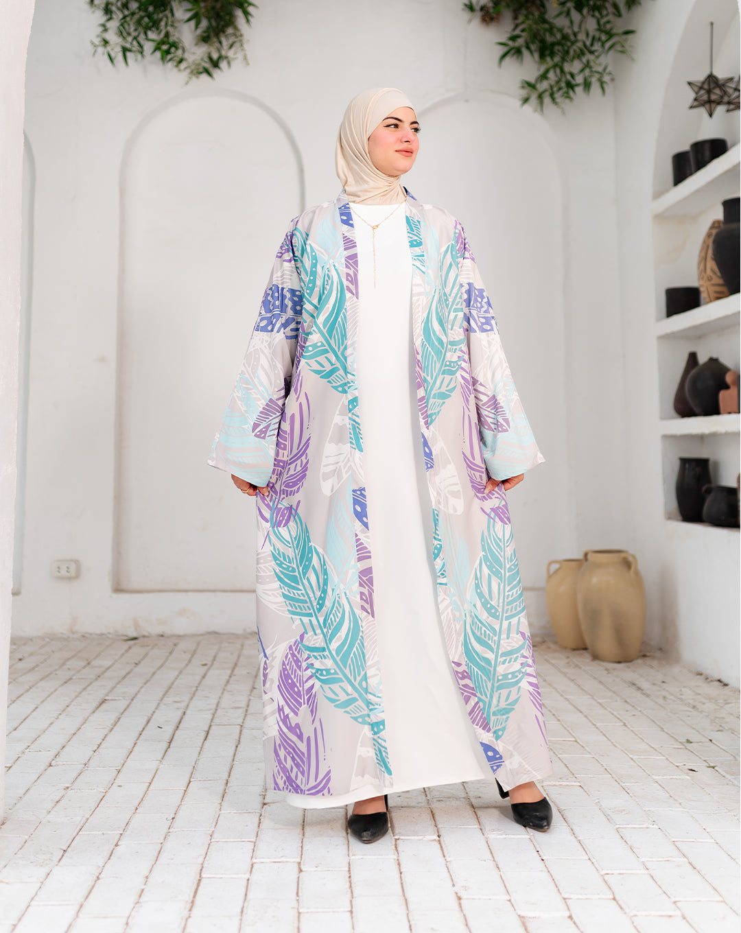 عباية مفتوحة أنيقة بقصّة عصرية