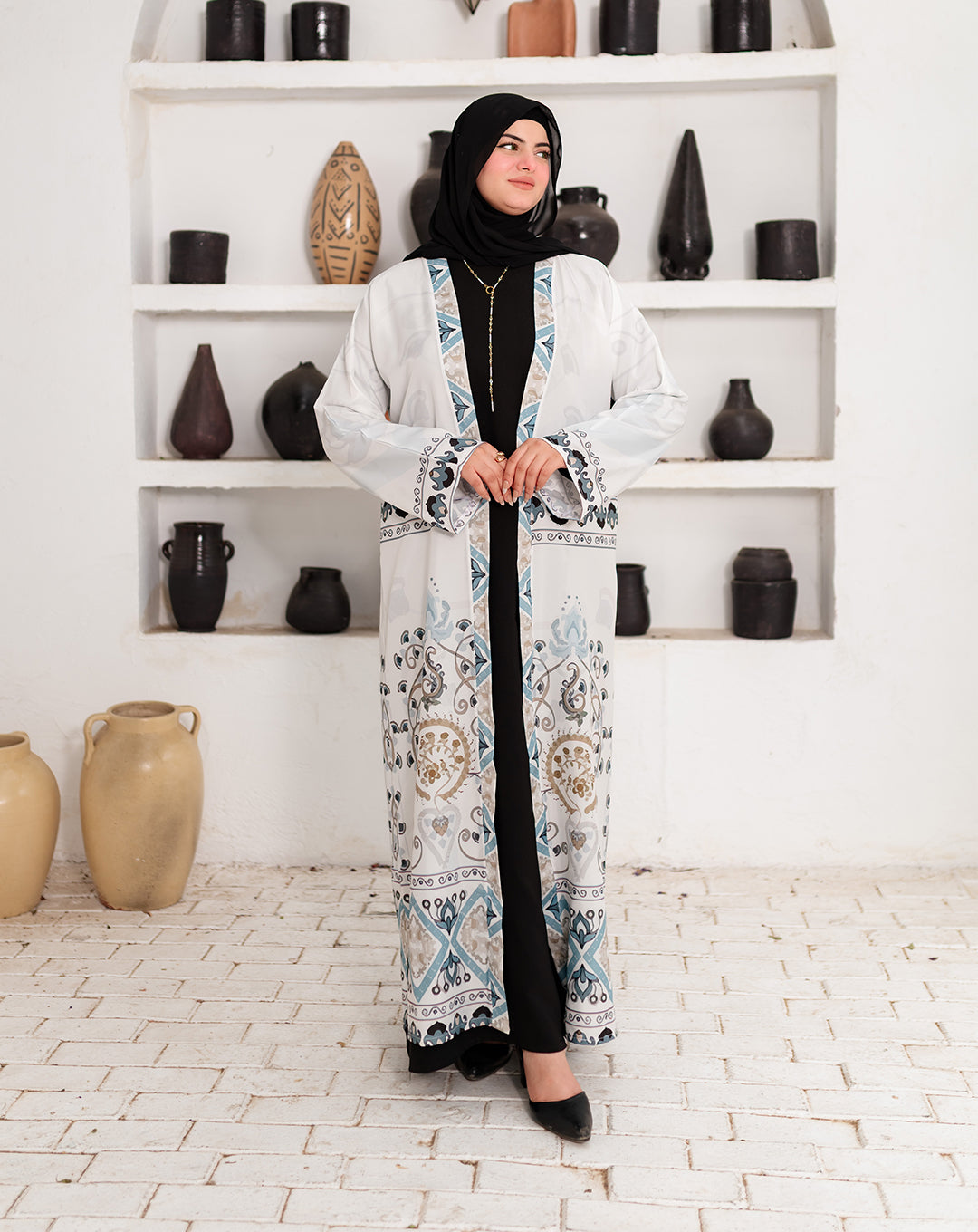 عباية مفتوحة أنيقة بقصّة عصرية