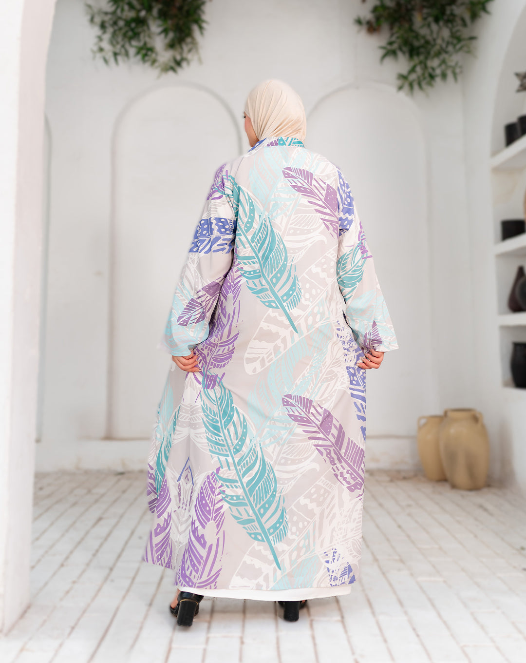 عباية مفتوحة أنيقة بقصّة عصرية